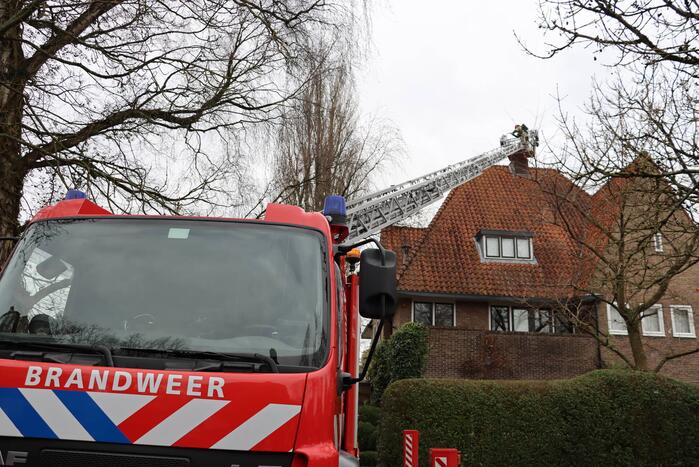 Schoorsteen geveegd na brandmelding