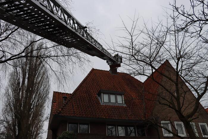 Schoorsteen geveegd na brandmelding