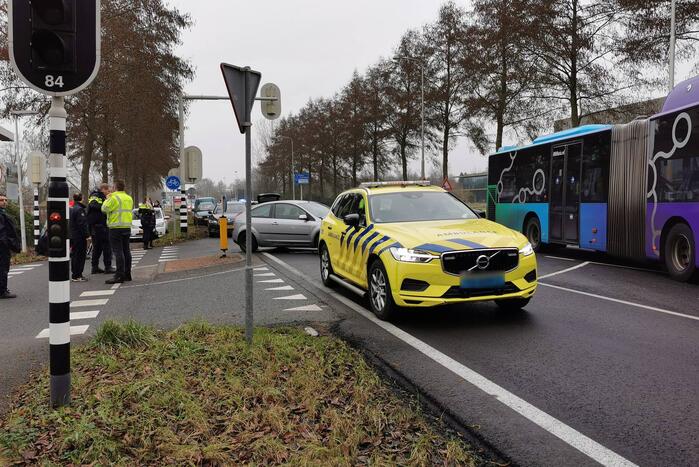 Flinke schade na botsing tussen stadsbus en personenauto