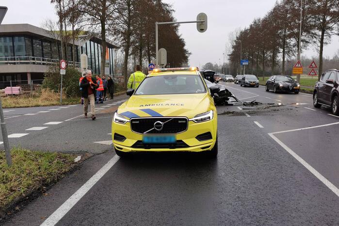 Flinke schade na botsing tussen stadsbus en personenauto
