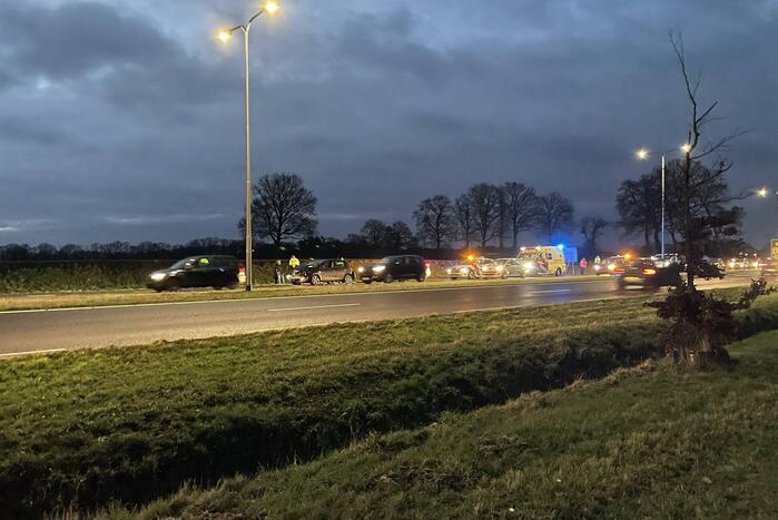 Kop-staart botsing tussen meerdere voertuigen