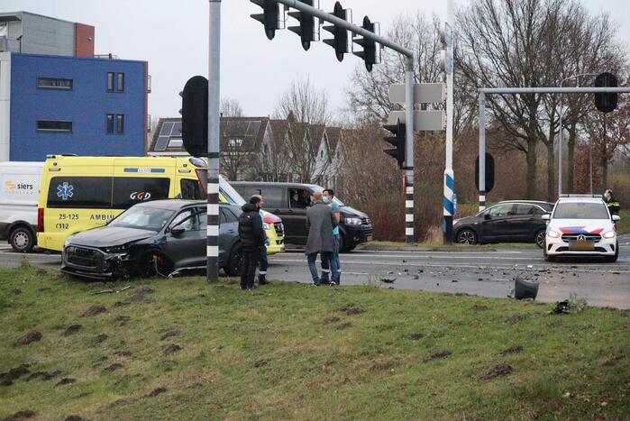 Veel schade na botsing tussen twee voertuigen