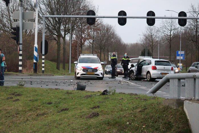 Veel schade na botsing tussen twee voertuigen