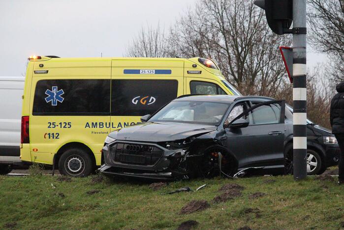 Veel schade na botsing tussen twee voertuigen
