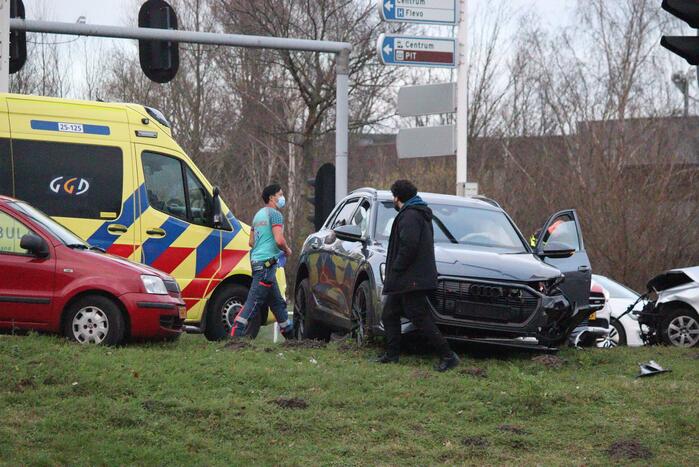Veel schade na botsing tussen twee voertuigen