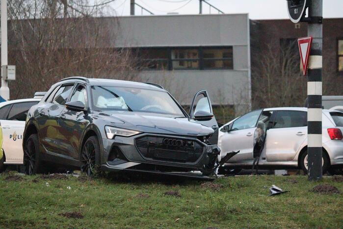Veel schade na botsing tussen twee voertuigen