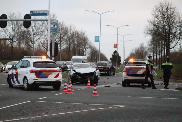 Veel schade na botsing tussen twee voertuigen