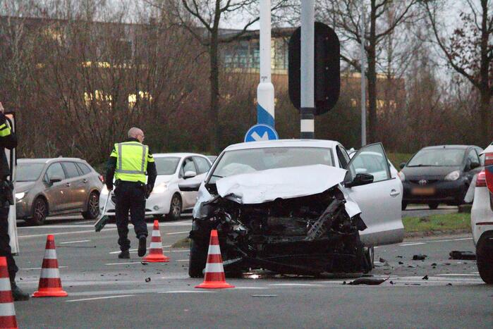 Veel schade na botsing tussen twee voertuigen