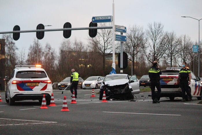 Veel schade na botsing tussen twee voertuigen