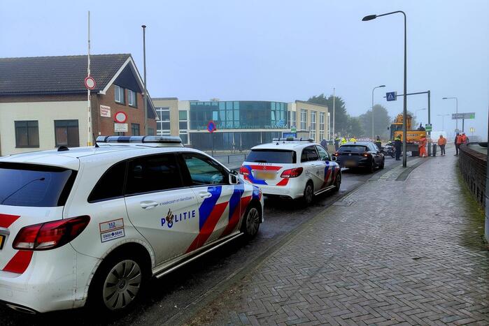 Voetganger zwaargewond bij aanrijding met graafmachine op zebrapad