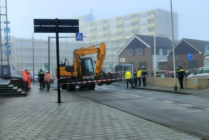 Voetganger zwaargewond bij aanrijding met graafmachine op zebrapad
