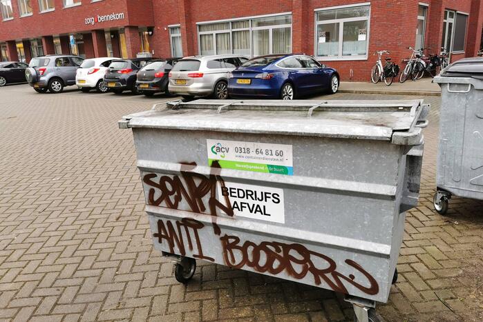 Afval rolcontainers besmeurd anti-corona leuzen