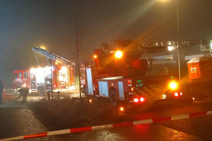 Uitslaande brand op dak van woning