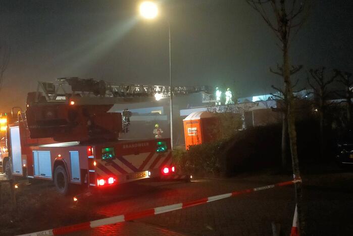 Uitslaande brand op dak van woning