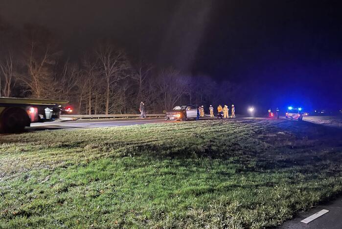 Veel schade bij botsing tussen vrachtwagen en auto