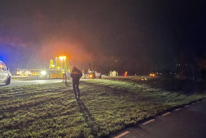 Veel schade bij botsing tussen vrachtwagen en auto