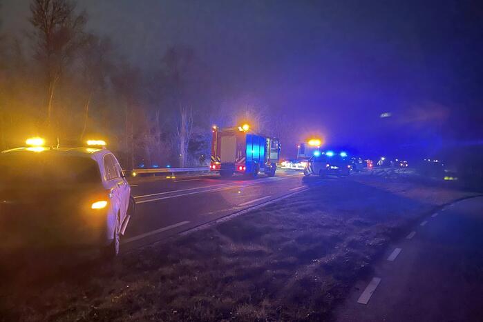 Veel schade bij botsing tussen vrachtwagen en auto