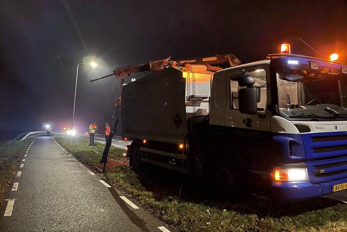 Veel schade bij botsing tussen vrachtwagen en auto