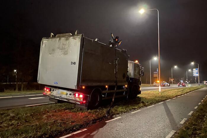 Veel schade bij botsing tussen vrachtwagen en auto