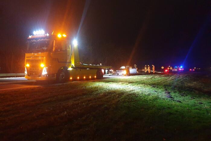 Veel schade bij botsing tussen vrachtwagen en auto
