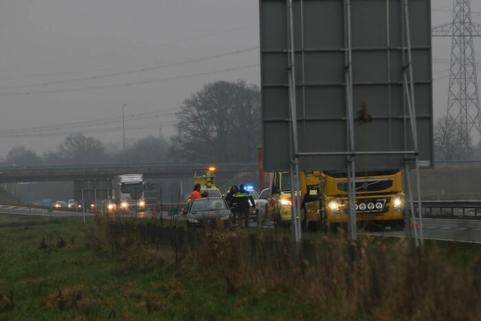 Auto en vrachtwagen botsen op provincialeweg
