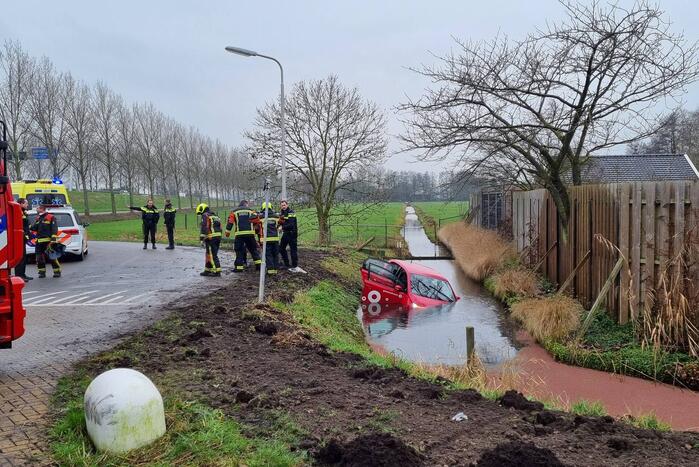 Auto belandt in sloot