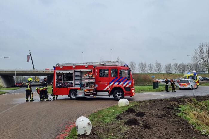 Auto belandt in sloot