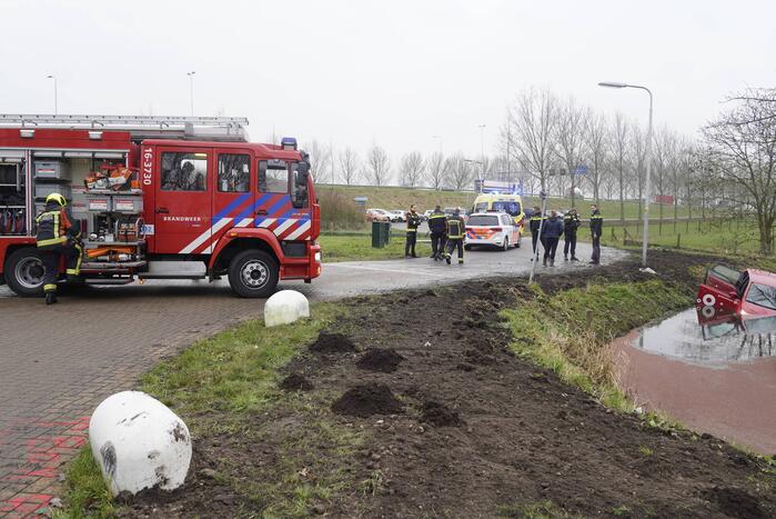 Auto belandt in sloot