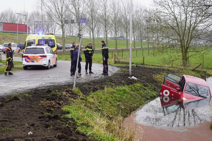Auto belandt in sloot