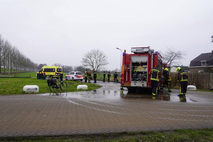 Auto belandt in sloot