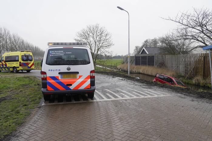 Auto belandt in sloot