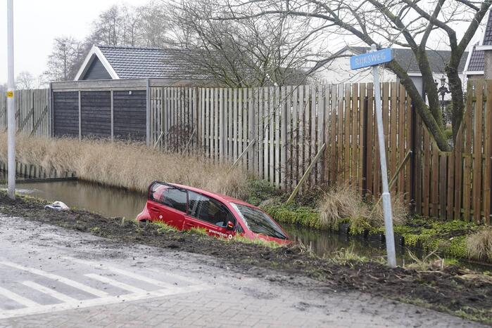 Auto belandt in sloot