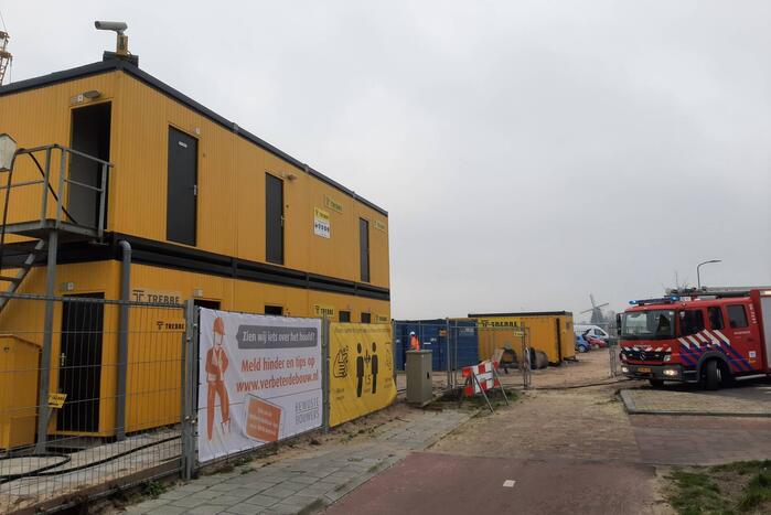 Brandweer blust brand in keet