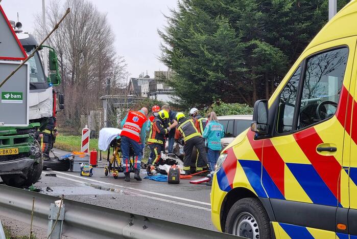 Frontale botsing tussen auto en vrachtwagen