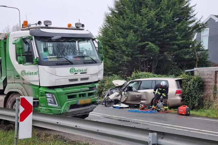 Frontale botsing tussen auto en vrachtwagen