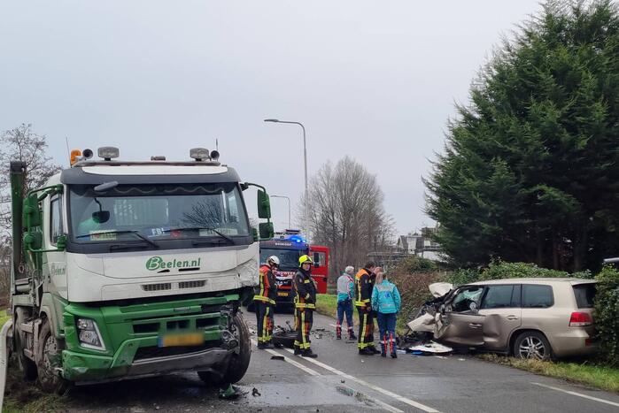 Frontale botsing tussen auto en vrachtwagen