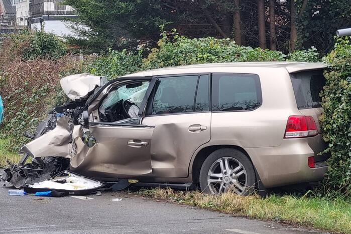 Frontale botsing tussen auto en vrachtwagen