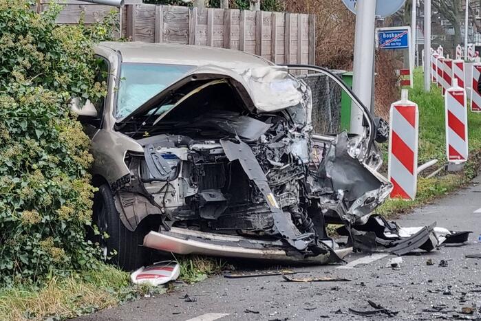 Frontale botsing tussen auto en vrachtwagen