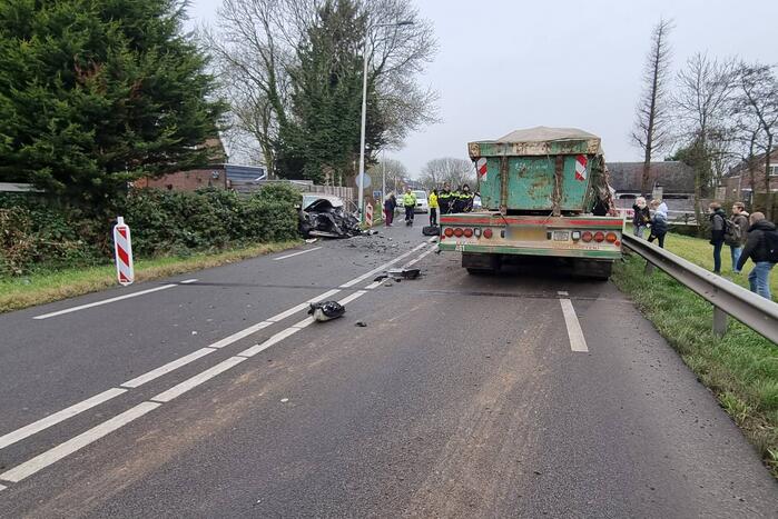 Frontale botsing tussen auto en vrachtwagen