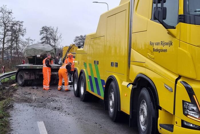 Frontale botsing tussen auto en vrachtwagen