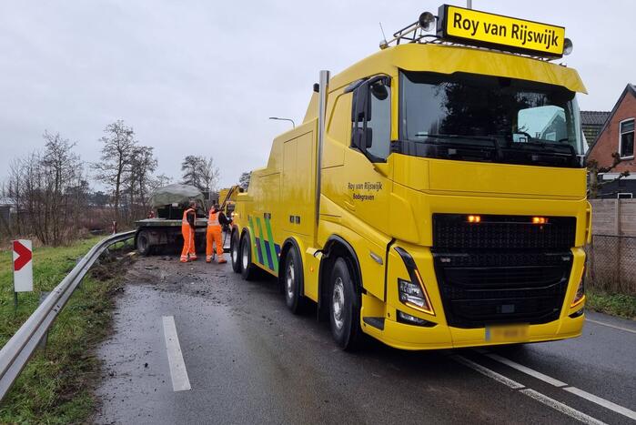 Frontale botsing tussen auto en vrachtwagen