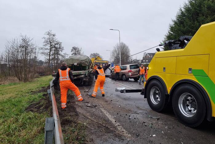 Frontale botsing tussen auto en vrachtwagen