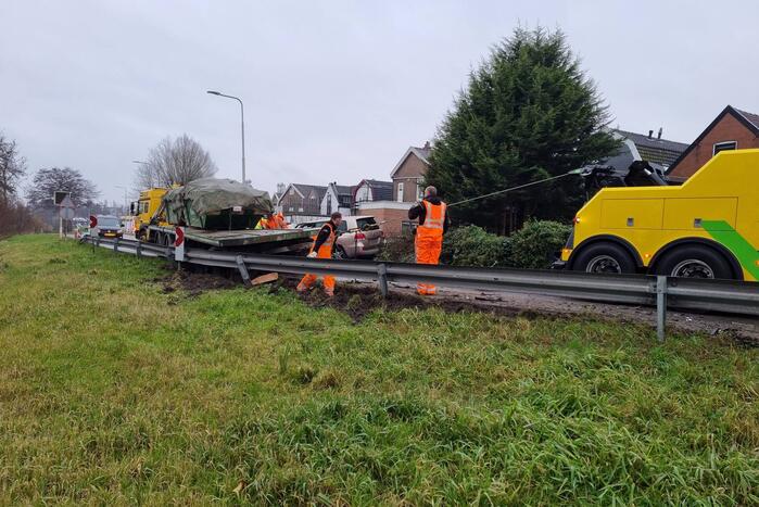 Frontale botsing tussen auto en vrachtwagen