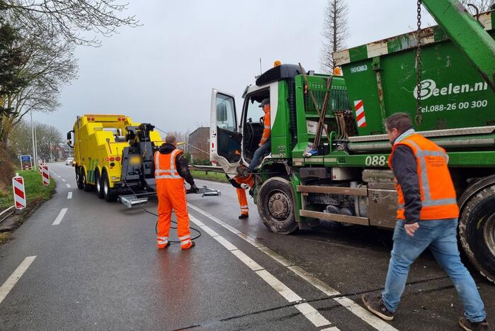 Frontale botsing tussen auto en vrachtwagen