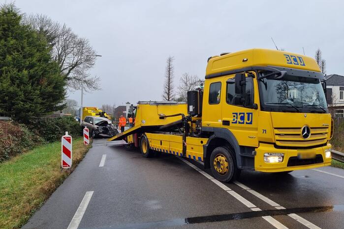Frontale botsing tussen auto en vrachtwagen