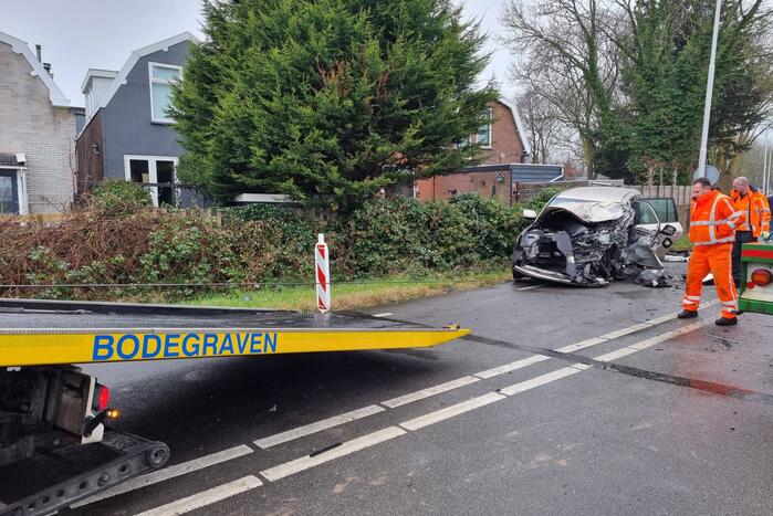 Frontale botsing tussen auto en vrachtwagen