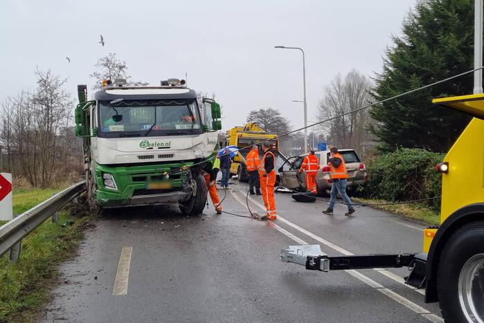 Frontale botsing tussen auto en vrachtwagen