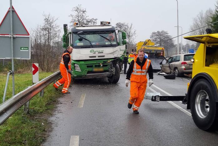 Frontale botsing tussen auto en vrachtwagen
