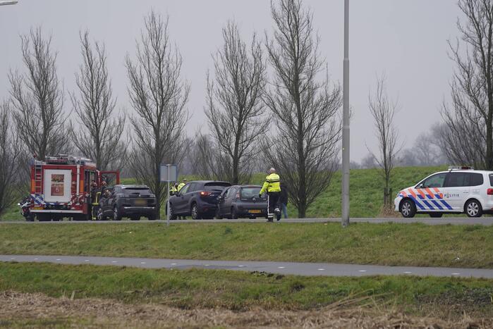 Schade na kop-staartbotsing tussen drie voertuigen