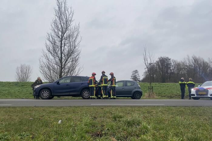 Schade na kop-staartbotsing tussen drie voertuigen